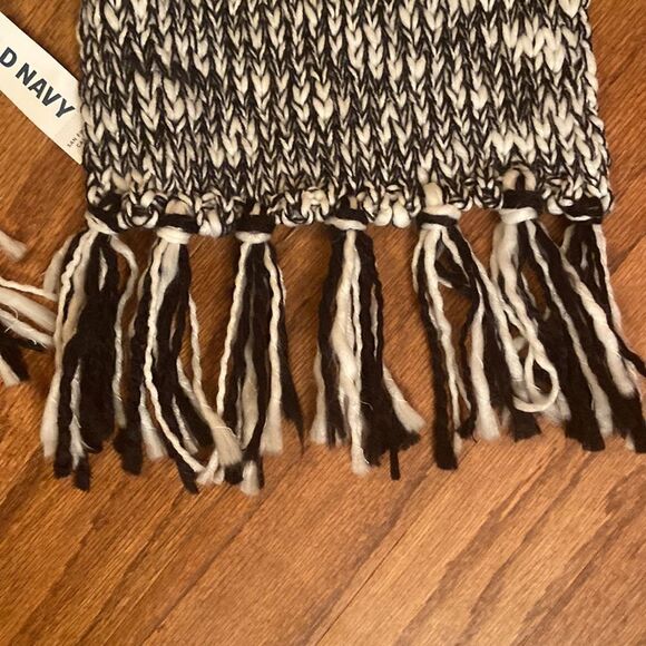 NWT Old Navy scar, black and white very soft - Picture 3 of 6